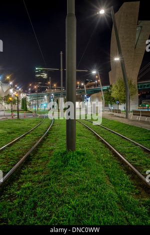 Railtram in der Nähe des Guggenheim Museums für Kunst bei Nacht, Bilbao, Vizcaya, Baskisches Land, Spanien Stockfoto