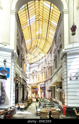 Macca-Vilacrosse-Passage, eine gabelförmige erfasst Fußgänger Arcade-Straße in Bukarest, der Hauptstadt von Rumänien. Stockfoto