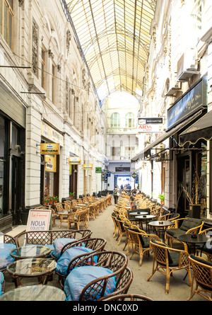 Macca-Vilacrosse-Passage, eine gabelförmige erfasst Fußgänger Arcade-Straße in Bukarest, der Hauptstadt von Rumänien. Stockfoto