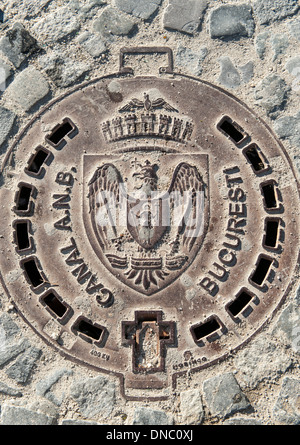 Kanaldeckel in Bukarest, der Hauptstadt von Rumänien. Es ist mit dem Wappen der Stadt eingeschrieben. Stockfoto