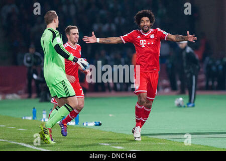 Marrakesch, Marokko. 21. Dezember 2013. Bayern Dante (R) feiert scoring während 2013 FIFA Club World Cup-Finale gegen Raja Casablanca in Marrakesch, Marokko, 21. Dezember 2013. Bayern gewann mit 2: 0. Bildnachweis: Cui Xinyu/Xinhua/Alamy Live-Nachrichten Stockfoto