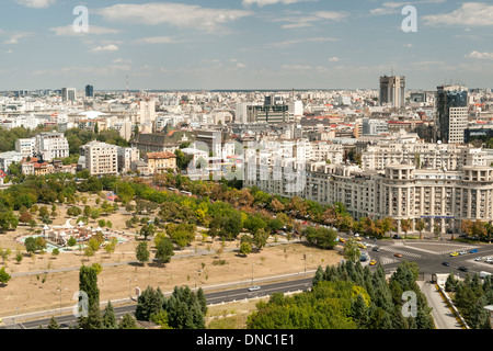 Blick über Bukarest vom Dach des Palastes des Parlaments in Bukarest, der Hauptstadt von Rumänien. Stockfoto