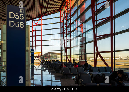 Passagiere warten auf Flug am Beijing Capital International Airport Terminal. Peking, China. Stockfoto