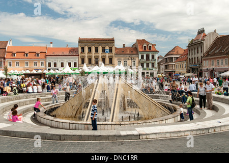 Der Brunnen in Kronstadt Rathausplatz (Piața Sfatului) in der Altstadt in Brasov, einer Stadt in der Region Transsilvanien Rumänien. Stockfoto