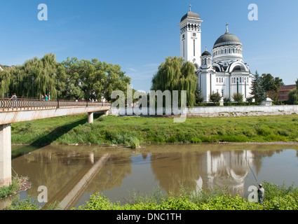 Die Kirche der Heiligen Dreifaltigkeit am Fluss Târnava Mare in Sighișoara Zentralrumänien Transsilvanien und Umgebung. Stockfoto