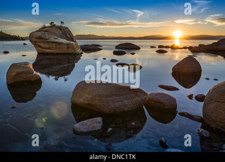 Dramatischen Blick auf Bonsai-Rock in Lake Tahoe. Stockfoto