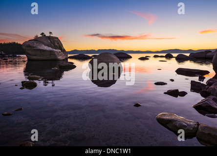 Dramatischen Blick auf Bonsai-Rock in Lake Tahoe. Stockfoto