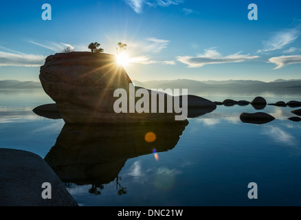 Dramatischen Blick auf Bonsai-Rock in Lake Tahoe. Stockfoto