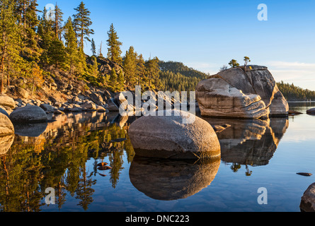 Dramatischen Blick auf Bonsai-Rock in Lake Tahoe. Stockfoto