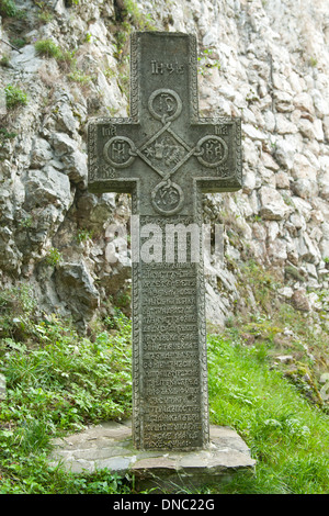 Steinkreuz in der Nähe von Schloss Bran in Transsilvanien und Umgebung: Zentralrumänien. Stockfoto