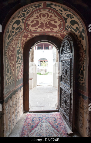 Tür der alten Kirche (Biserica Veche) im Kloster Sinaia im Prahova County, Rumänien. Stockfoto