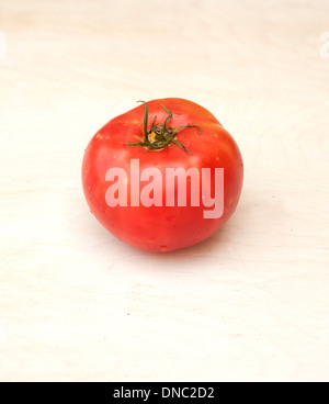 Ganz rote Tomate auf weißem Hintergrund Stockfoto