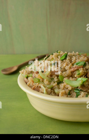 Quinoa Salat mit Chinakohl Stockfoto