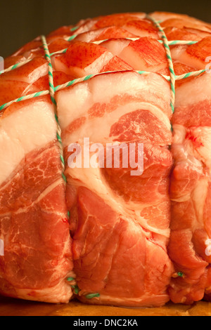 Nahaufnahme / Detail roh gebunden Schweinebraten Stockfoto