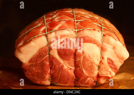 Nahaufnahme / Detail roh gebunden Schweinebraten Stockfoto