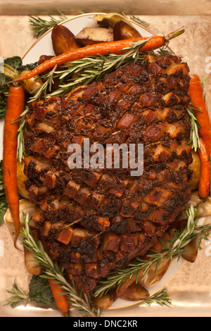 Aufwand ganze Schweinebraten auf Abendessen Tablett Stockfoto