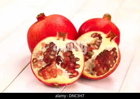 Früchte der Granatapfel (lat. Punica Granatum) (selektiven Fokus, Fokus auf die Samen in der Front) Stockfoto