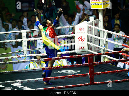 Nay Pyi Taw, Myanmar. 22. Dezember 2013. Maung zu Myanmar feiert nach He Niederlagen Panupun Tanjad von Thailand Muay Boxen Herren 67kg Finale der 27. MEERspiele in Nay Pyi Taw, Myanmar, 21. Dezember 2013. Maung Too gewann die Goldmedaille. © Thet Htoo/Xinhua/Alamy Live-Nachrichten Stockfoto