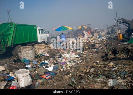 Gruppe von Plünderern sammeln Wertstoffe bei toxischen Stung Meanchey Mülldeponie in Phnom Penh, Kambodscha. Stockfoto
