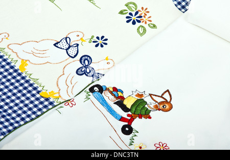 dekorative Oster-Handtücher mit Kaninchen und Enten Stockfoto