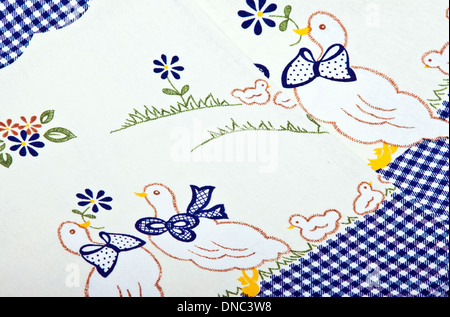 dekorative Oster-Handtuch mit Blumen und Enten Stockfoto