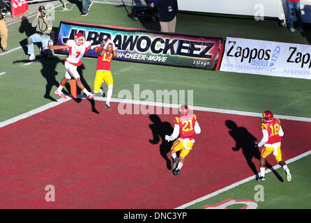 Las Vegas, NV, USA. 21. Dezember 2013. Las Vegas, NV. Kevon Seymour #13 der USC Trojans schlägt fehl, während die königlichen Purpur Las Vegas Bowl-College-Football-Spiel zwischen den Fresno St. Bulldogs und die USC Trojans im Sam Boyd Stadium in Las Vegas, NV einen Pass gegen Aaron Peck abzufangen. John Green/CSM/Alamy Live-Nachrichten Stockfoto
