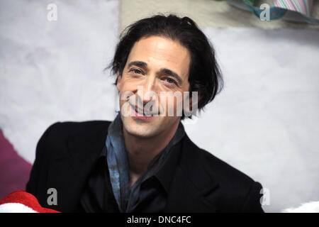 Schauspieler Adrien Brody Mutter Sylvia Plachy besucht das Wartungscenter nach Sandy Weihnachtsparty im Action Center am 20. Dezember 2013 im Stadtteil Queens von New York City Stockfoto