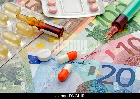 Spritze und Medikamente auf Rechnungen Stockfoto