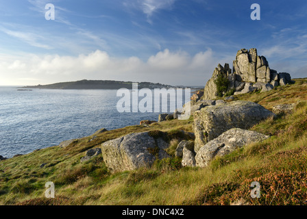 Mit Blick auf Hugh Town, Porthcressa Strand und die Garnison vom Küstenweg in der Nähe von Peninnis, St Mary's, Scilly-Inseln Stockfoto