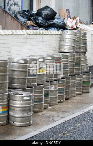 Bierfässer auf einer Seitenstraße Bürgersteig in Weymouth, Dorset. Stockfoto