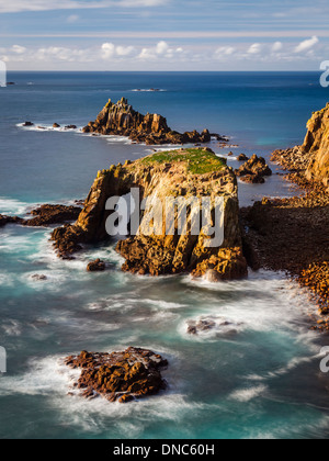 Enys Dodnan and die bewaffnete Ritter Felsformationen of Lands End Cornwall England UK Europe Stockfoto