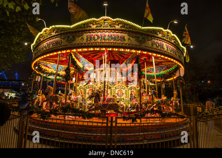 Hell erleuchteten Karussell Pferd ritt in einem Freizeitpark in der Nacht Stockfoto