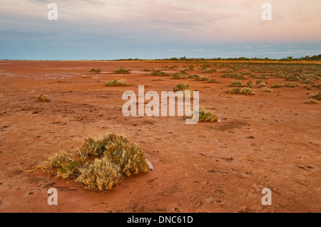 Trockene Claypan von Lake Ballard in der Abenddämmerung. Stockfoto