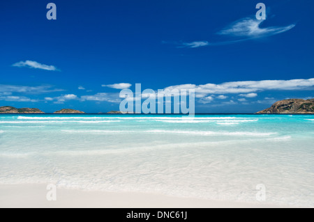 Kristallklares Meer an der Lucky Bay im Cape Le Grand Nationalpark. Stockfoto