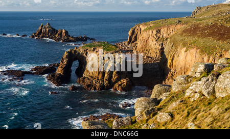 Enys Dodnan and die bewaffnete Ritter Felsformationen of Lands End Cornwall England UK Europe Stockfoto