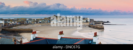 Sonnenuntergang mit Blick auf St. Ives Hafen Cornwall England UK Europe Stockfoto