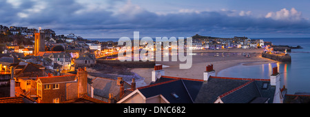 Sonnenuntergang mit Blick auf St. Ives Hafen Cornwall England UK Europe Stockfoto