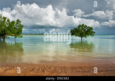 Schwere Wolken nähern sich Darwins Fannie Bay. Stockfoto