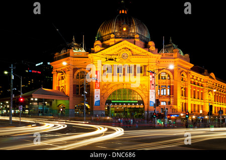 Melbournes Bahnhof Flinders Street bei Nacht. Stockfoto