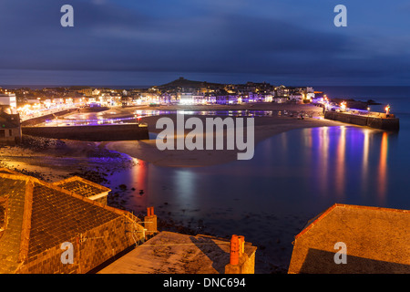 Nachtaufnahme mit Blick auf St. Ives Hafen Cornwall England UK Europe Stockfoto