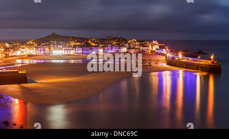 Nachtaufnahme mit Blick auf St. Ives Hafen Cornwall England UK Europe Stockfoto