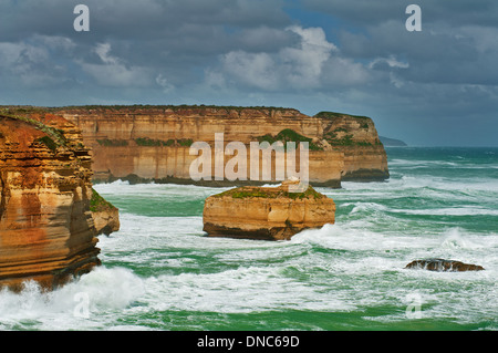 Hoch aufragenden Klippen trotzen die Elementen im Port Campbell National Park. Stockfoto