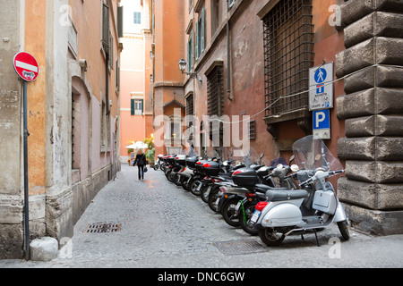 Vespas und Rollern geparkt im historischen Zentrum von Rom, Latium, Italien Stockfoto