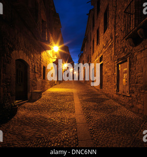 Ruhige Straßen in der Nacht in das Dorf Ainsa in der Region Aragón, Spanien Stockfoto