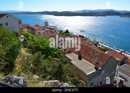 Mit Blick auf die Dächer von Zadar über die Adria bis nach Poljana - auf der Dalmation Insel Ugljan, Kroatien Stockfoto