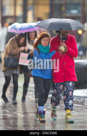 Cardiff, Wales, UK. 22. Dezember 2013. Weihnachts-Einkäufer shopping für Last-Minute-Geschenke im Regen am 22. Dezember 2013 in Cardiff, Wales, Vereinigtes Königreich. Käufer werden voraussichtlich £ 12 Milliarden in vier Tagen zu verbringen. Foto: Matthew Horwood/Alamy Live-Nachrichten Stockfoto