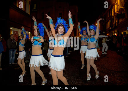 Verbrennung der Uhren Prozession, Brighton, East Sussex, 21. Dezember 2013 Stockfoto