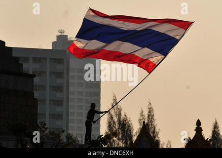 Bangkok, Thailand. 22. Dezember 2013. Ein Thai Anti-Regierungs-Demonstranten Wellen die Nationalflagge während einer Kundgebung am Victory Monument in Bangkok, Thailand, 22. Dezember 2013. Thailands wichtigsten oppositionellen Demokratischen Partei sagte, dass es im Februar Wahlen boykottieren würde Vertiefung eine politische Krise als Demonstranten, die für eine weitere große Rallye Sonntag aufgerufen, sich verstärkt um die Regierung zu stürzen und politische Reformen zu erzwingen. Bildnachweis: Rachen Sageamsak/Xinhua/Alamy Live-Nachrichten Stockfoto