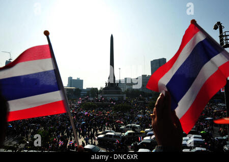 Bangkok, Thailand. 22. Dezember 2013. Thai Anti-Regierungs-Demonstranten beteiligen sich an der Kundgebung am Victory Monument in Bangkok, Thailand, 22. Dezember 2013. Thailands wichtigsten oppositionellen Demokratischen Partei sagte, dass es im Februar Wahlen boykottieren würde Vertiefung eine politische Krise als Demonstranten, die für eine weitere große Rallye Sonntag aufgerufen, sich verstärkt um die Regierung zu stürzen und politische Reformen zu erzwingen. Bildnachweis: Rachen Sageamsak/Xinhua/Alamy Live-Nachrichten Stockfoto