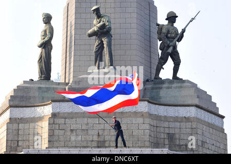 Bangkok, Thailand. 22. Dezember 2013. Ein Thai Anti-Regierungs-Demonstranten Wellen die Nationalflagge während einer Kundgebung am Victory Monument in Bangkok, Thailand, 22. Dezember 2013. Thailands wichtigsten oppositionellen Demokratischen Partei sagte, dass es im Februar Wahlen boykottieren würde Vertiefung eine politische Krise als Demonstranten, die für eine weitere große Rallye Sonntag aufgerufen, sich verstärkt um die Regierung zu stürzen und politische Reformen zu erzwingen. Bildnachweis: Rachen Sageamsak/Xinhua/Alamy Live-Nachrichten Stockfoto